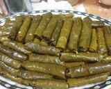 صورة لخطوة 3 من وصفة ورق العنب (الدوالي) بقطع اللحم والصلصة