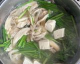Hình bước làm 3 của món Canh Hẹ Nấm Nấu Đậu Hũ