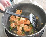 รูปขั้นตอนการทำที่ 6 ของ กุ้งผัดพริกขี้หนูอ่อน