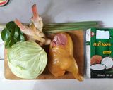 รูปขั้นตอนการทำที่ 1 ของ ต้มข่าไก่ ใส่ขาไก่ ในชามกาไก่