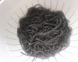 Foto del paso 2 de la receta: Espaguetis negros con atún y tomate