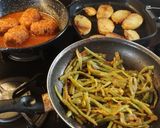 Foto del paso 9 de la receta: Albondigones de bonito con judías salteadas y patatas