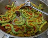 Foto langkah ke 3 dari resep Oseng Pare Tahu Kuning.