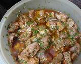 Foto del paso 2 de la receta: Carne de cochino en adobo con papas arrugas