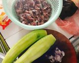 Hình bước làm 1 của món Mề chim bồ câu xào mướp