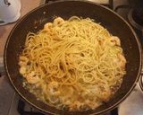 Foto langkah ke 10 dari resep Pasta dan Udang Dengan Saus Bawang Putih.