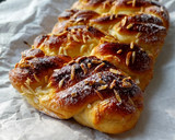 Foto del paso 18 de la receta: Coca trenza de yogurt con crema de limón y almendras