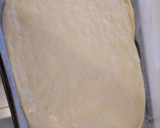 Foto del paso 1 de la receta: Coca de brioche con crema y piñones