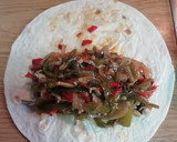 Foto del paso 5 de la receta: Fajitas con carne, verduras, champiñones y queso 🌮🌶️🧀🍅