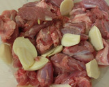 Foto del paso 3 de la receta: Cordero al ajillo frito y tomatitos salteados