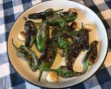 Une image de l'étape 7 de Poivrons padrons à l ail rôti et fleur de sel.