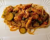 Foto del passaggio 2 della ricetta Spaghetti zucchine capperi filetti di sgombro
