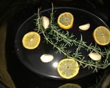 Foto del paso 3 de la receta: Pollo al limón, ajo y romero en olla lenta