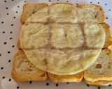 Foto del paso 4 de la receta: Tosta de minitostas con queso, jamón y aguacate