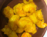 Foto del paso 7 de la receta: Flores de pasta filo rellenas de rape adobado y gambas con salsa