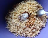 Foto langkah ke 2 dari resep Mie Tek Tek Goreng.