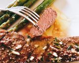 Φωτογραφία βήματος 6 της συνταγής Sirloin steak με βουτυράτη σάλτσα σκόρδου και σπαράγγια
