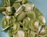 Foto langkah ke 2 dari resep Cumi Asin, Sambal Tomat Hijau.