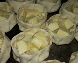Foto del paso 6 de la receta: Canastitas rápidas de queso y cebolla