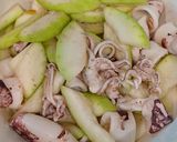 Hình bước làm 2 của món Canh bầu nấu mực