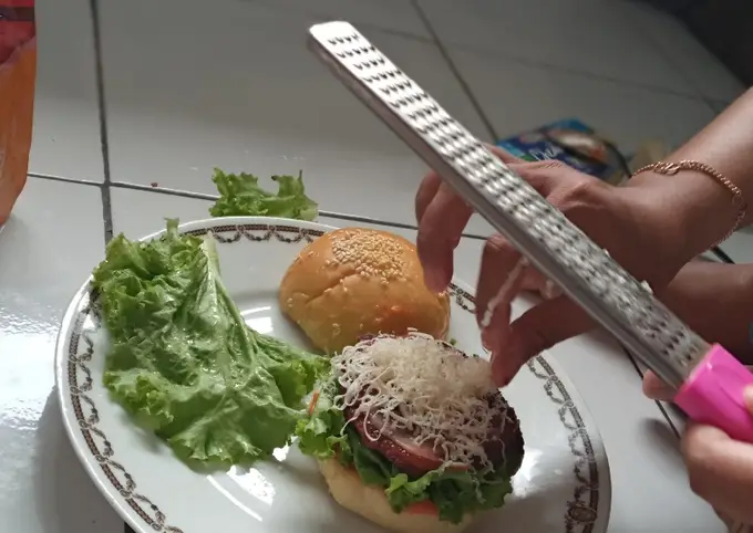 Langkah-langkah untuk membuat Cara bikin Burger kornet ala rumahan