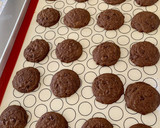Foto langkah ke 5 dari resep Double Chocolate Chip Cookies.