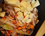 Foto del paso 4 de la receta Carrilleras ibéricas en salsa de manzana y frutos secos