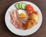 Hình bước làm 2 của món Bữa sáng 5 phút đơn giản với trứng và Croissant🥐🥓🍳