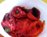 Foto del paso 2 de la receta: Ensalada de pimientos rojos asados
