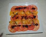 Foto del paso 2 de la receta Carpaccio de tomate y naranja con vinagreta de ajo negro
