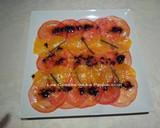 Foto del paso 2 de la receta: Carpaccio de tomate y naranja con vinagreta de ajo negro