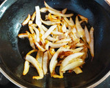 Foto del paso 3 de la receta: Hamburguesas de potro con crema de boletus y cebolla caramelizada