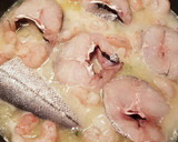 Foto del paso 4 de la receta: Merluza en salsa verde con gambas