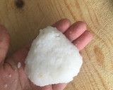 Foto del paso 2 de la receta: Onigiri de atún express 🍙 (fácil y rápido)