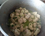 Foto del paso 3 de la receta: Pollo salteado con panceta, verduras y arroz