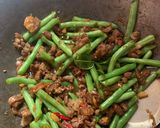 Foto langkah ke 3 dari resep Tumis Buncis Daging Cincang.