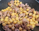 Foto del paso 4 de la receta: Revuelto de garbanzos, con butifarra, huevo y toque de sobrasada y miel