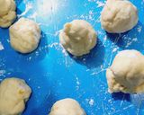 Foto langkah ke 2 dari resep Donat kepang maizena.