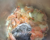 Foto del paso 2 de la receta: Fumet de langostinos y salmón