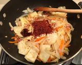 A picture of step 4 of Jiamppong (Korean seafood & vegetable noodle soup).