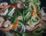 รูปขั้นตอนการทำที่ 4 ของ ข้าวราดกุ้งผัดพริกหยวก