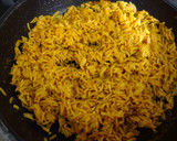 Foto del paso 7 de la receta: Arroz jazmín frito con curry, cacahuetes, sésamo, miel y langostinos