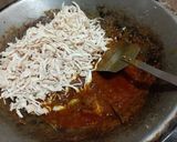 Foto langkah ke 3 dari resep Serundeng Kelapa Ayam Suir.