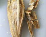 Foto langkah ke 1 dari resep Tumis Ikan Asin.