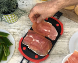 Foto del paso 3 de la receta: Serranitos de lomo, jamón y pimientos en el microondas con Lékué Grill
