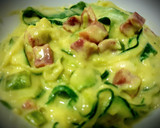 Foto del paso 5 de la receta: Calabacín con jamón, ajos tiernos y salsa de aguacate y provolone