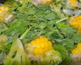 Foto langkah ke 5 dari resep Bening Bayam Jagung Brokoli Endesss.