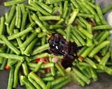 Foto langkah ke 2 dari resep Oseng Ikan Pindang Kacang Panjang Mommylicious.