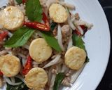 รูปขั้นตอนการทำที่ 2 ของ "เกี้ยมอี๋ผัดกะเพราเต้าหู้หมูสับ" 🌿🐷🌶