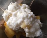 A picture of step 2 of Mango and pineapple smoothie.